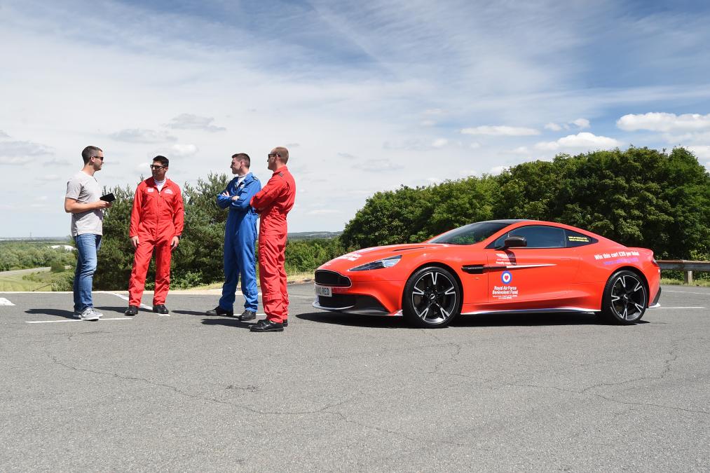 阿斯顿马丁碾压雷诺车队，塞恩斯刷新纪录